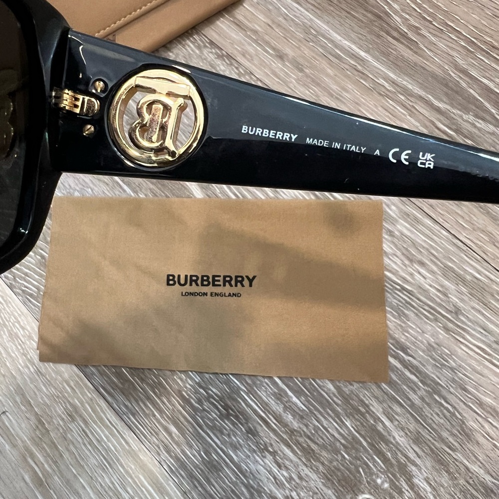 🔥BIG SALE🔥Burberry Black Shield Sunglasses with Gold TB Emblems - Picture 5 of 5